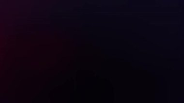 Siyah ekranda hareket eden bir kırmızı ışık. 4k bulanık lazer lambası. Kaplama için canlı stok efekti.