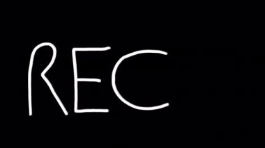 Siyah ekranda yanıp sönen kırmızı bir daire olan bir kayıt düğmesi. Video kaydı animasyonu. Bloglar için doodle biçimi ve alfa kanalı ile 4k içinde clip video stok.