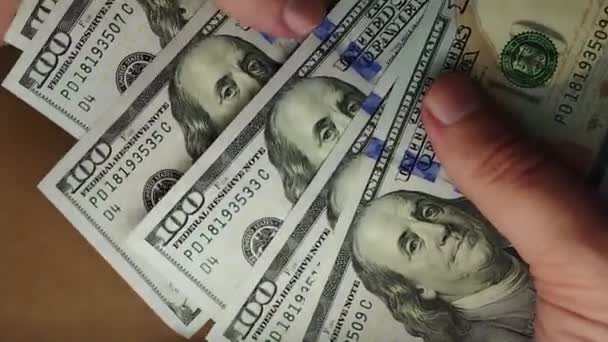 Hombre Cuenta Lentamente Dólares Estadounidenses Billetes Con Franklin Sus Manos — Vídeo de stock