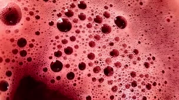 泡沫饮料的红色泡沫 有发酵液的背景 酒精库存录像全文D — 图库视频影像