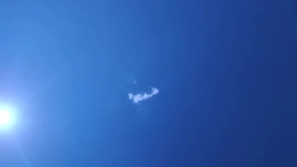 Narodziny Białej Chmury Błękitnym Słonecznym Niebie Nagranie Wędrówki Rozpuszczającej Się — Wideo stockowe