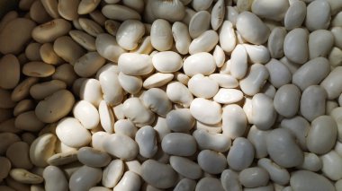 Bir ışık huzmesi ile beyaz fasulye. Gürcistan mutfağı tabağı. Yüksek kaliteli stok fotoğrafı.