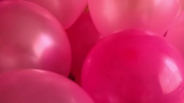 Yüksek çözünürlüklü pembe topları olan bir video. Parlak topları olan şenlikli dekorasyon videosu.