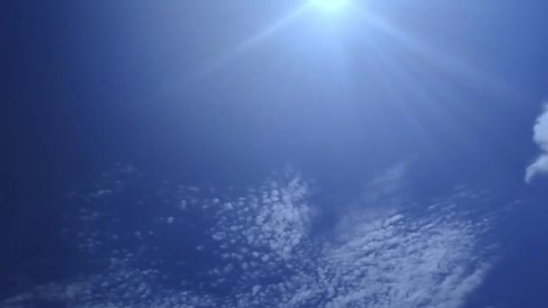 Beyaz Bulutlu Güneş Işınlı Mavi Gökyüzü Videosu Gökyüzü Manzaralı Güzel — Stok video