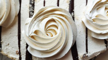 Pastadaki kremadan yapılmış beyaz güller. Güzel tatlı çiçekleri. Yüksek kaliteli stok fotoğrafı.