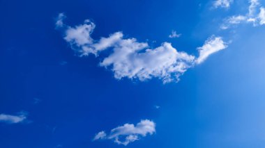 Mavi ve beyaz bulutlar. Cennetin kaliteli güzel bir fotoğrafı. Bulutların stok resmi.