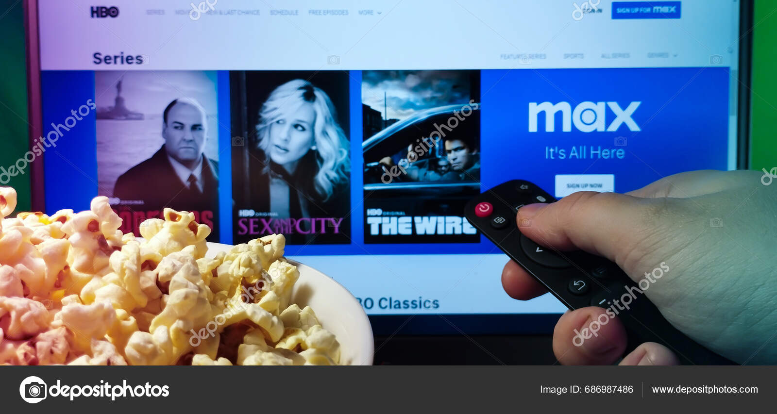 Kiev Ucrania 2023 Persona Viendo Hbo Max Televisión Con Palomitas ...
