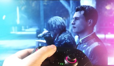 Detroit 'te bir adam oyun alanıyla oynuyor: 