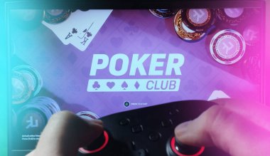 Kyiv. Ukrayna. 10.11.2023: Bir adam büyük ekranda Poker Kulübü 'nde bir oyun alanıyla oynuyor. Bir kumar kartının fotoğrafı. Stok editör fotoğrafı. Kyiv. Ukrayna. 10.11.2023.