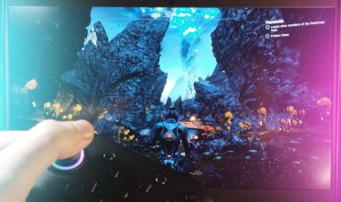 Kyiv. Ukrayna. 10.11.2023: Bir kişi Mass Effect oynuyor: Andromeda ve bir oyun alanı. Uzay operası oyununun fotoğrafı. Stok editör fotoğrafı. 