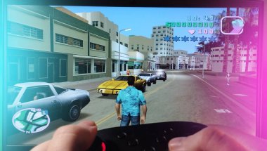 Kyiv. Ukrayna. 10.11.2023: Bir adam GTA oynuyor: Bir oyun alanı ile Vice City. Rockstar maçının fotoğrafı. Stok editör fotoğrafı. 