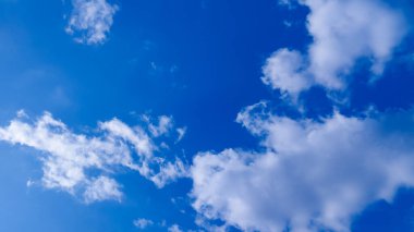 Mavi ve beyaz bulutlar. Cennetin kaliteli güzel bir fotoğrafı. Bulutların stok resmi.