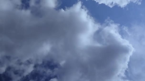 Lapso Tiempo Nubes Blancas Corriendo Cielo Azul Stock Completo Vídeo — Vídeo de stock