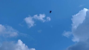 Mavi gökyüzünde beyaz bulutların zaman akışı. Güzel gökyüzü ile dolu HD video stoku. 
