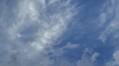 Beyaz bulutlu mavi gökyüzü videosu. Gökyüzü manzaralı güzel bir stok klipsi.. 