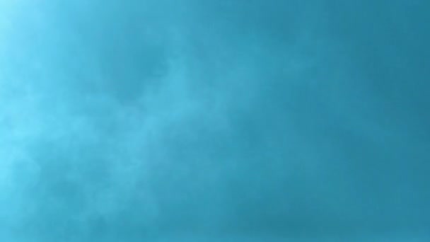 Létající Kouř Modrém Pozadí Oblohy Stock Video Full Konceptem Ohně — Stock video