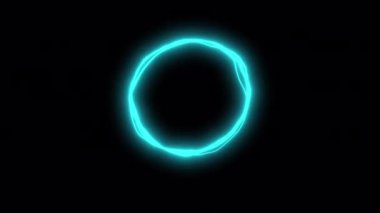 Siyah bir ekranda titreşimli bir enerji portalı. 4K 'da alfa kanalıyla parlayan mavi halkalar arasında uçuyor. Sinir ve radyo sinyali kavramı.