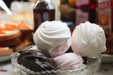 Gıdanın arka planında bir tabakta marşmelov. Tatlı stok fotoğrafı..