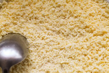 Rendelenmiş peynir ve kaşık. Tabağın malzemeleriyle birlikte stok fotoğrafı..