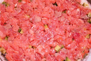 Kırmızı balıklı salata. Somon ve avokado stok fotoğrafı. Salatanın en kaliteli yakın plan fotoğrafı..