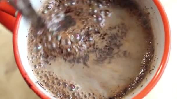 Spargând Ceașcă Cafea Substanță Abur Bule Full Ritualul Dimineață Băutură — Videoclip de stoc