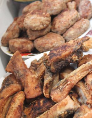 Kızarmış balık ve pirzola. Abur cubur fotoğrafı.