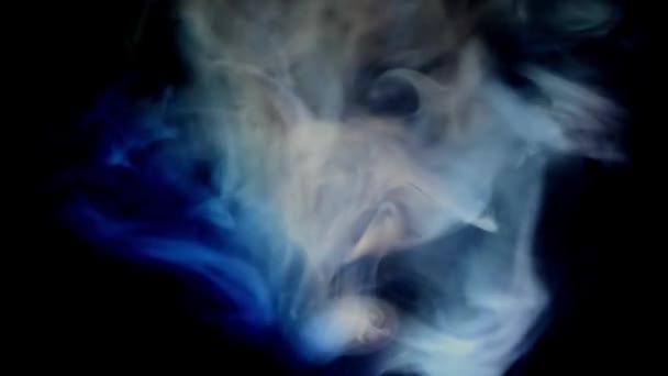 黒い背景に煙が浮かんでいる フルHdで煙が付いているストックビデオ — ストック動画