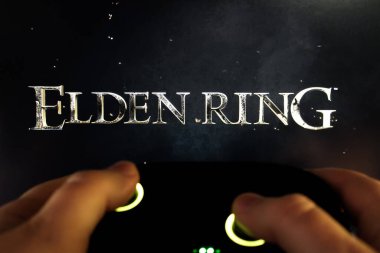 Bir oyuncu oyun alanıyla Elden Ring oynuyor. Stok editör fotoğrafı. Ukrayna. Kiev. 04.14.2024