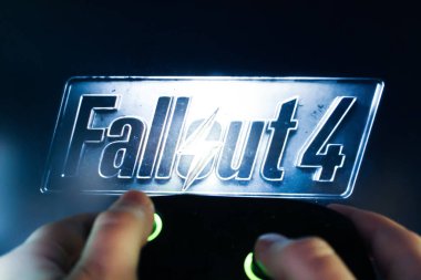 Bir oyuncu oyun alanıyla Radyoaktif Serpinti 4 oynuyor. Stok editör fotoğrafı. Ukrayna. Kiev. 04.14.2024