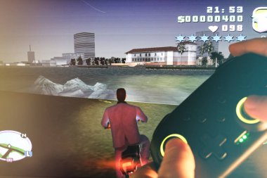 Bir oyuncu oyun alanıyla GTA Vice City 'de oynuyor. Motosikletli Tommy Verceti. Stok editör fotoğrafı. Ukrayna. Kiev. 04.14.2024
