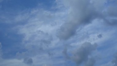 Beyaz bulutlu mavi gökyüzü videosu. Gökyüzü manzaralı güzel bir stok klipsi..