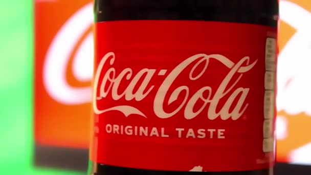 Coca Cola Ursprungliga Smak Bakgrunden Skylt Naturlig Flaska Söt Dryck — Stockvideo