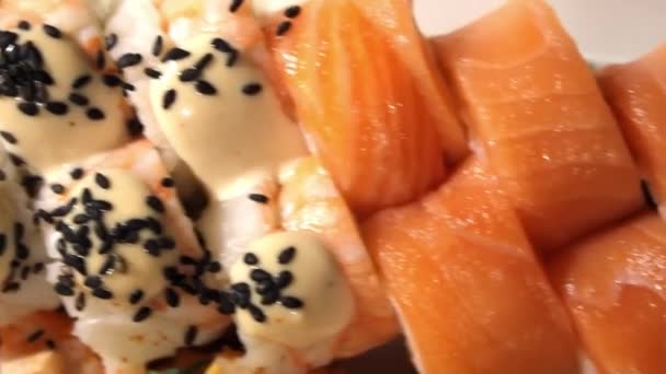 Vídeo Grupo Sushi Com Peixe Vermelho Salmão Defumado Cima Stock — Vídeo de Stock
