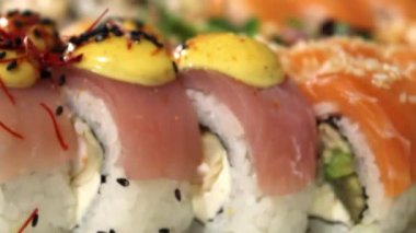 Kırmızı balıklı ve füme somonlu suşi seti videosu. Japon yemeklerini HD ile yükle..