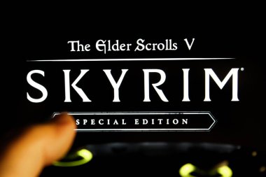 Oyuncu, The Elder Scrolls V: Skyrim 'i bir oyun alanıyla oynuyor. Stok editör fotoğrafı. Ukrayna. Kiev. 04.14.2024