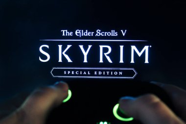 Oyuncu, The Elder Scrolls V: Skyrim 'i bir oyun alanıyla oynuyor. Stok editör fotoğrafı. Ukrayna. Kiev. 04.14.2024