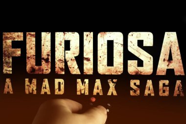 Seyirci Furiosa: A Mad Max Saga adlı filmi elinde uzaktan kumandayla ekranda izliyor. Stok editör fotoğrafı. Ukrayna. Kiev. 04.14.2024