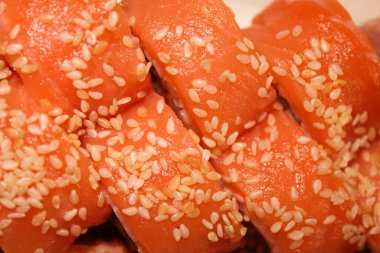 Philadelphia suşi rulosunun stok fotoğrafı. Somon ve beyaz susamlı yüksek kaliteli suşi görüntüsü. Metinler için yeri olan fast food.