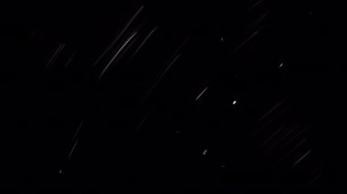 Siyah ekranda dönen beyaz çizikler. 4K 'daki alfa kanallı küçük film hasarının etkisi. Hikayeler, klipler ve gönderiler için nostalji etkisi. Eski bir filmin döngü hareketi.