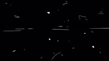 Eski bir film filminde beyaz noktalar ve çizikler. Hasarın etkisi, nostalji, eski film, unutulmuş anılar, şarkı sözleri, arkadaşlığın havası. Üst üste koymak için dokusu olan 4K sanat efekti.