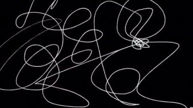 Siyah ekranda birbirine dolanmış beyaz çizgiler. 4K 'da alfa kanalıyla girdap ve ses ötesi çizim yapısının animasyonu. Kaplama için karalama efekti.