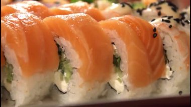 Kırmızı balık ve havyarlı bir suşi setinin video rotasyonu. Japon yemeklerini HD ile yükle..