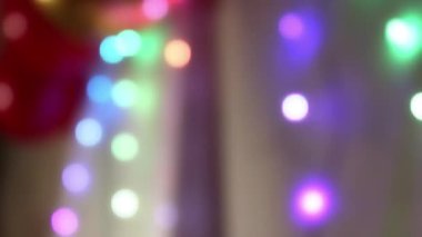 Işıltılı çok renkli Bokeh bulanık arkaplan. Rengarenk daireleri ve metin için yeri olan şenlikli bir arka plan. Tam HD video stoku.