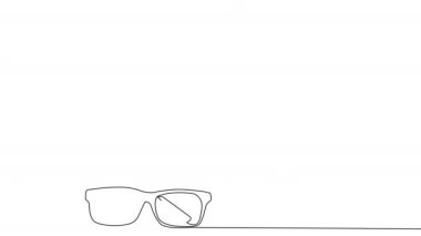 Temiz, minimalist bir ortamda iki laboratuvar şişesi ve bir çift güvenlik gözlüğü bir masada sergilenir..