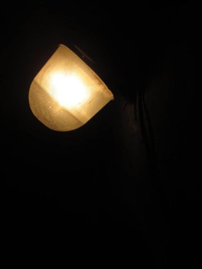 Kaliteli bir aydınlatma armatürü loş bir odada sıcak bir parıltı yayar, yumuşak bir atmosferle çevreyi aydınlatır, bu da sıcak akşam havasını arttırır..