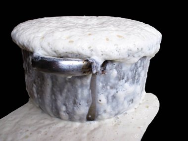 Metal bir tencere, lezzetli bir güveç gibi kalın köpükle köpürüyor. Geceleri sıcak bir mutfakta fırının üstünde enfes bir karmaşa yaratıyor..