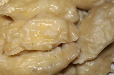 El yapımı hamur köfteleri nazikçe bir araya toplanır. Lezzetli bir parıltıyla parıldar. Zevk almayı bekler, yumuşak dokularını ve aromalı dokularını vurgular..