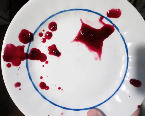 Tabakta kırmızı lekeler ve bir meyve suyu dökülmüş gibi görünen sıçramalar beyaz yüzey üzerinde ilginç bir görsel etki yaratıyor..