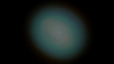 Çerçevenin ortasında parlak, turuncu bir ışık parlar, koyu bir arka planla çevrilidir..