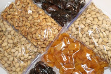 Çekici bir kaju, fıstık, kurutulmuş kayısı ve kuru üzümler koleksiyonu temiz poşetlerde paketlenmiştir. Besleyici atıştırmalıklar için idealdir..